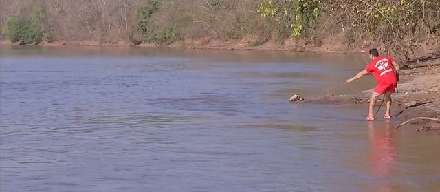 Corpo de Bombeiros faz busca no Rio Vermelho, em Rondonópolis (Foto: TVCA/Reprodução).