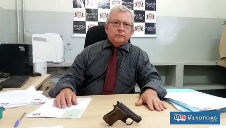 Delegado Tadeu Coelho Carvalho com a arma devolvida pela cidadã. Foto: MANOEL MESSIAS/Agência