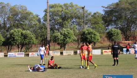 Nosso Clube Guaporé (vermelho e amarelo), goleou o Guaponi (branco e azul), por 6 a 0. Fotos: MANOEL MESSIAS/Mil Noticias
