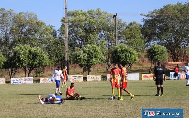 Nosso Clube Guaporé (vermelho e amarelo), goleou o Guaponi (branco e azul), por 6 a 0. Fotos: MANOEL MESSIAS/Mil Noticias