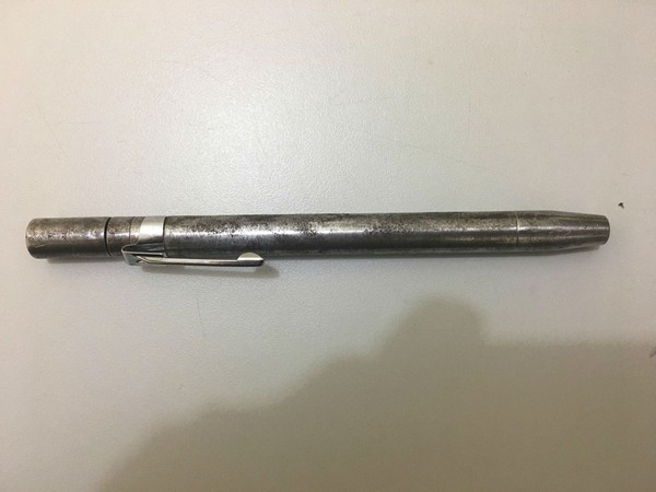 Suspeito entregou arma em formato de caneta para a polícia de Castilho (SP) (Foto: Polícia Civil/Divulgação).