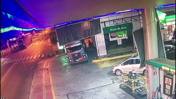Câmera de segurança mostra momento de acidente que matou 5 pessoas em Guarulhos, na Grande SP (Foto: Reprodução/TV Globo ).