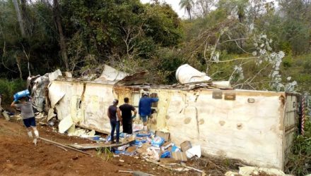 Carreta de frigorífico tomba após bater em traseira de caminhã na BR-262 (Foto: Rodrigo Grando/TV Morena).