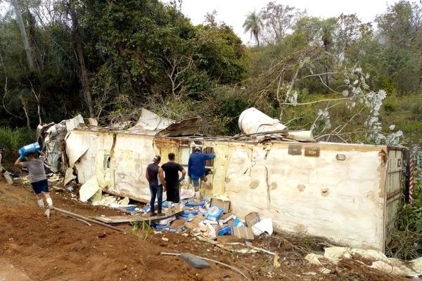 Carreta de frigorífico tomba após bater em traseira de caminhã na BR-262 (Foto: Rodrigo Grando/TV Morena).