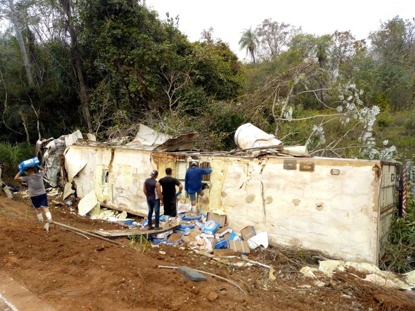 Carreta de frigorífico tomba após bater em traseira de caminhã na BR-262 (Foto: Rodrigo Grando/TV Morena).