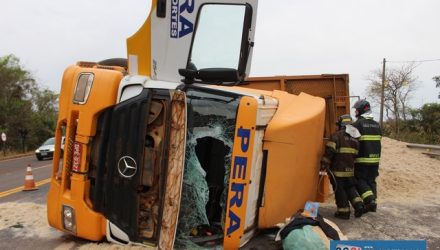 Carreta Mercedes Benz ficou com a cabine destruída após o acidente. Foto: MANOEL MESSIAS/Agência