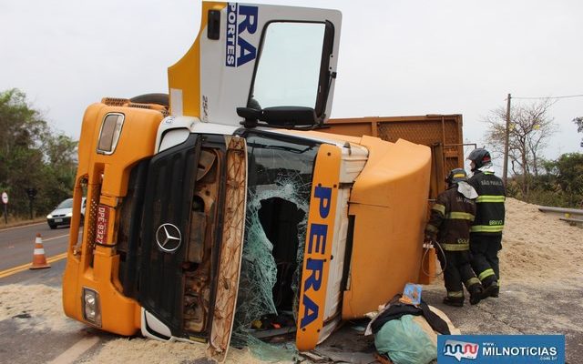 Carreta Mercedes Benz ficou com a cabine destruída após o acidente. Foto: MANOEL MESSIAS/Agência