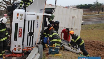 Bombeiros levaram aproximadamente duas horas para desencarcerar a vítima das ferragens. Foto: MANOEL MESSIAS/Agência