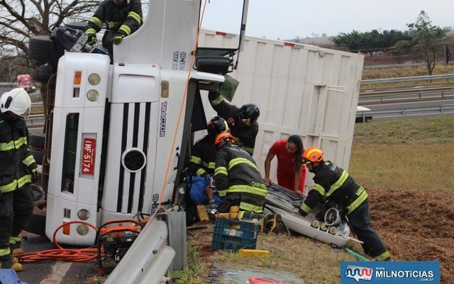 Bombeiros levaram aproximadamente duas horas para desencarcerar a vítima das ferragens. Foto: MANOEL MESSIAS/Agência