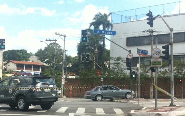Jaguar ficou sobre canteiro na Praça Américo de Moura (Foto: Roney Domingos/G1).