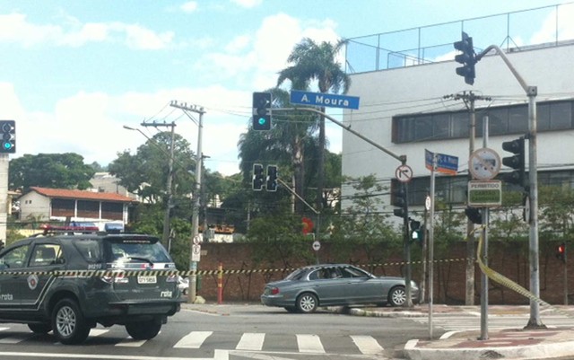 Jaguar ficou sobre canteiro na Praça Américo de Moura (Foto: Roney Domingos/G1).