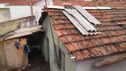 Mulher grávida morreu após incêndio em casa no Centro de Piracicaba (Foto: Carol Giantomaso/G1).