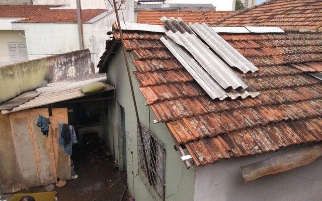 Mulher grávida morreu após incêndio em casa no Centro de Piracicaba (Foto: Carol Giantomaso/G1).