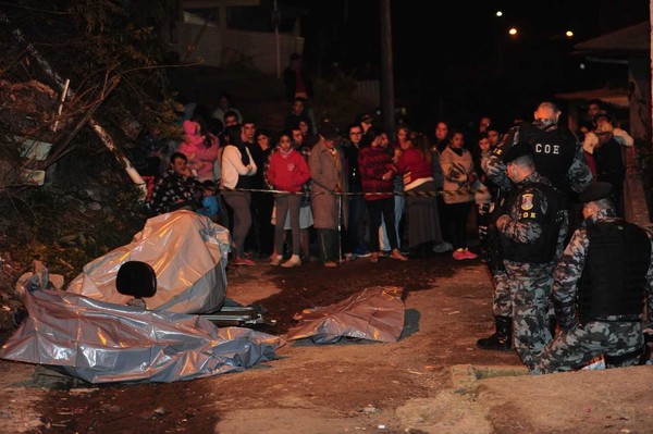 Chacina com quatro mortes em Caxias do Sul na noite de quinta-feira (2) (Foto: Porthus Júnior/Agência RBS).