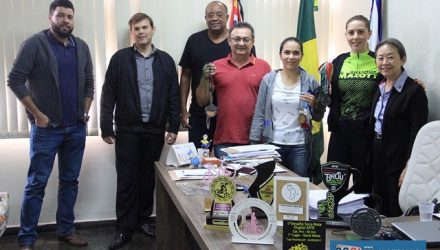 Tamiko recebe ciclistas e discute modalidade no município. Foto: Secom/Prefeitura