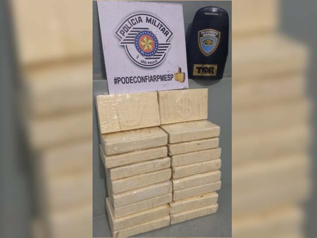 Foram localizados 18 tijolos de maconha pesando aproximadamente 18 Kg. Foto: DIVULGAÇÃO