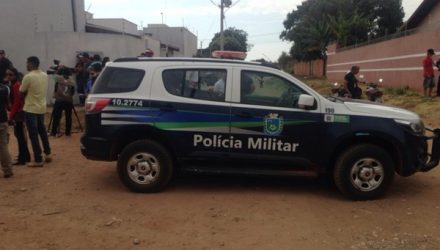Polícia no local em que os dois homens morreram (Foto: Osvaldo Nóbrega/TV Morena).