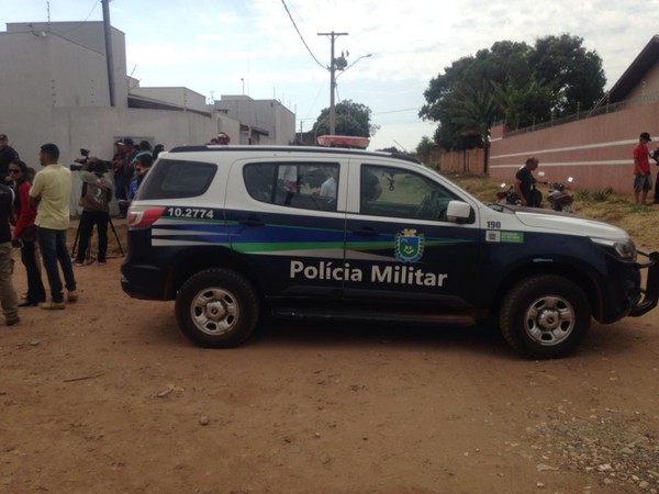 Polícia no local em que os dois homens morreram (Foto: Osvaldo Nóbrega/TV Morena).