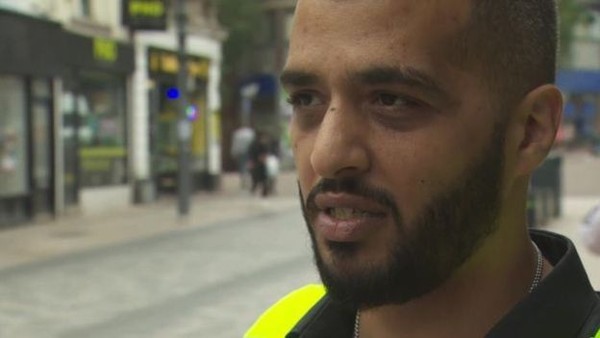O segurança Ari diz que a droga está dificultando a vida das empresas no centro da cidade (Foto: BBC)