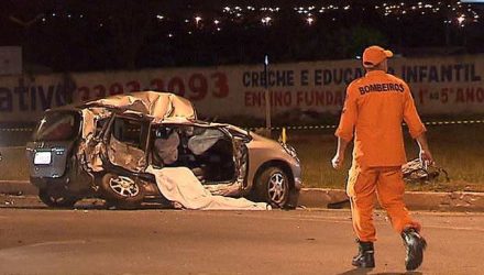 Carro que foi atingido por outro veículo junto ao viaduto do Metrô, no Park Way, no Distrito Federal, que deixou mãe e filha mortas (Foto: TV Globo/Reprodução).