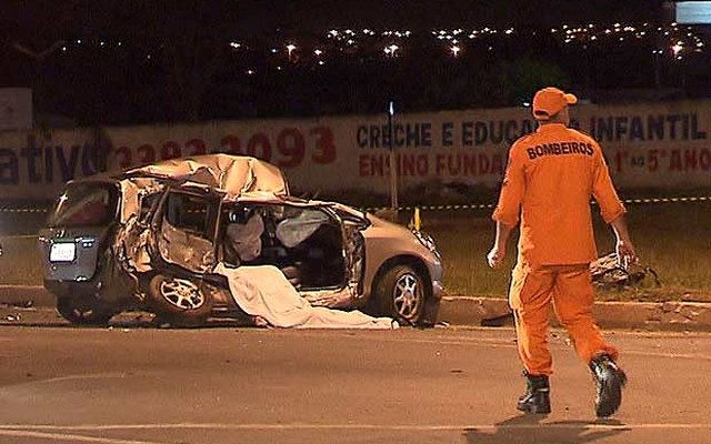 Carro que foi atingido por outro veículo junto ao viaduto do Metrô, no Park Way, no Distrito Federal, que deixou mãe e filha mortas (Foto: TV Globo/Reprodução).