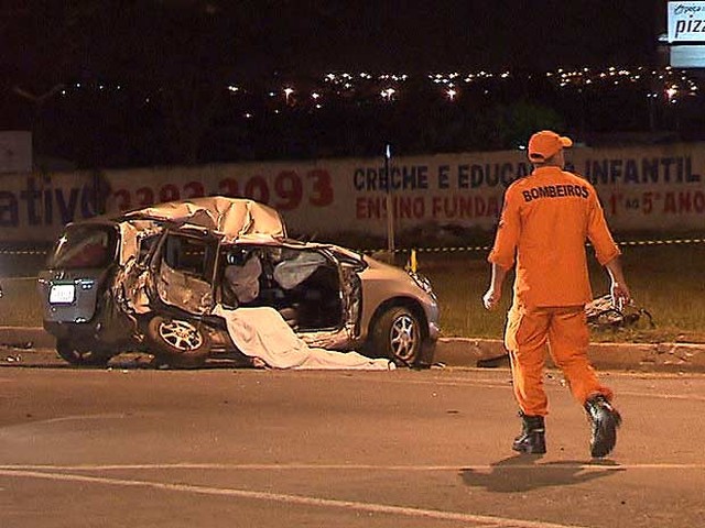 Carro que foi atingido por outro veículo junto ao viaduto do Metrô, no Park Way, no Distrito Federal, que deixou mãe e filha mortas (Foto: TV Globo/Reprodução).