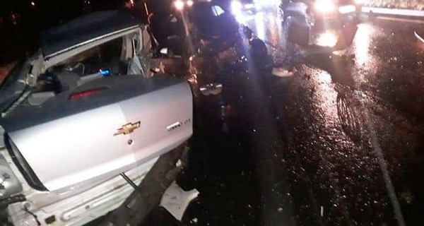 Carro ficou completamente destruído após a batida (Foto: Marília Urgente/Divulgação).