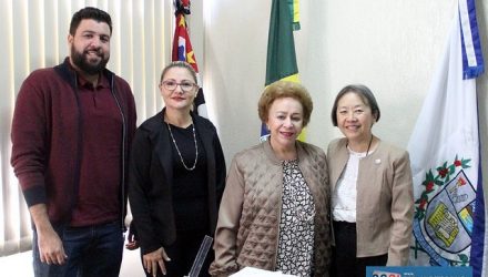 Prefeita Tamiko Inoue com a diretora do Drads (Diretoria Regional de Assistência e Desenvolvimento Social) de Araçatuba, Martha Helena Pimenta. Foto: Secom/Prefeitura