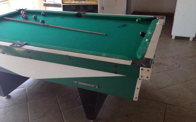 Morte foi no bar da vítima; no chão ficaram manchas de sangue (Foto: Osvaldo Nóbrega/TV Morena).