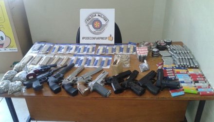 Armas de pressão e munições foram apreendidas em Osvaldo Cruz (Foto: Cedida/Polícia Militar).