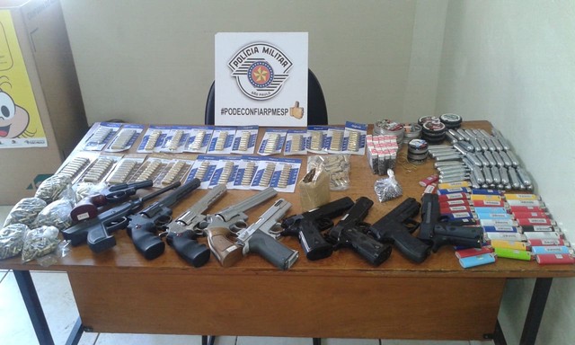 Armas de pressão e munições foram apreendidas em Osvaldo Cruz (Foto: Cedida/Polícia Militar).