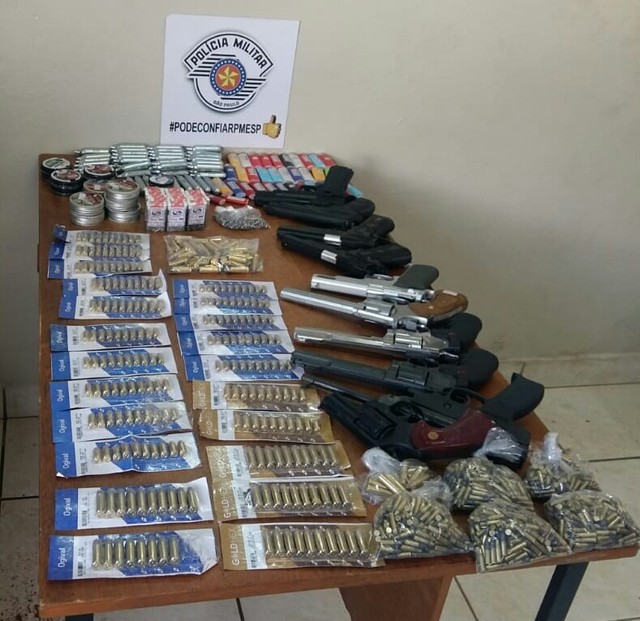 Armas de pressão e munições foram apreendidas em Osvaldo Cruz (Foto: Cedida/Polícia Militar).