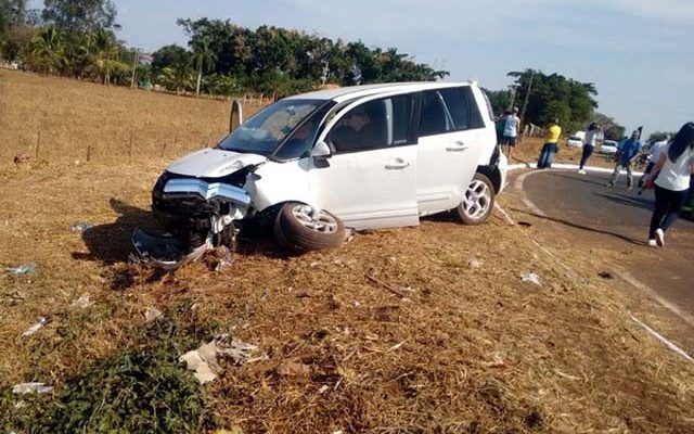 Carros bateram ao cruzar pista de rodovia em Pereira Barreto (SP) (Foto: Wilson da Silva/Arquivo Pessoal)