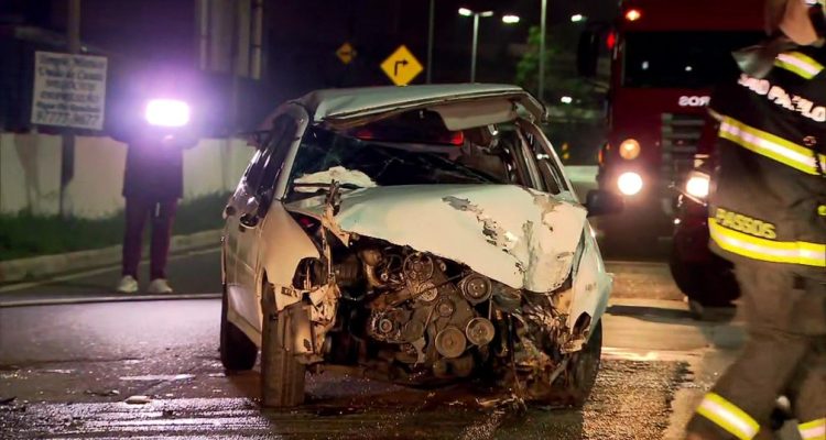 Carro que capotou na Marginal Pinheiros (Foto: Reprodução/TV Globo).