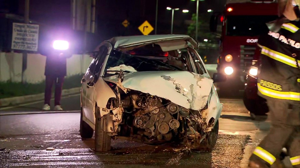 Carro que capotou na Marginal Pinheiros (Foto: Reprodução/TV Globo).