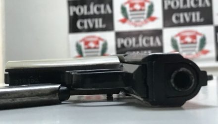 Arma usada no crime foi entregue pelo suspeito do disparo, que mantinha munições e droga em sua casa (Foto: Murilo Barbosa/TV TEM).