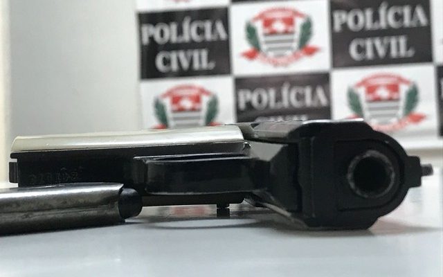 Arma usada no crime foi entregue pelo suspeito do disparo, que mantinha munições e droga em sua casa (Foto: Murilo Barbosa/TV TEM).