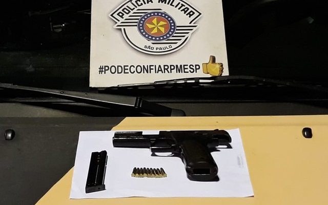 Pistola, carregador e munições foram apreendidas nesta quinta-feira (23) (Foto: Polícia Rodoviária/Cedida).