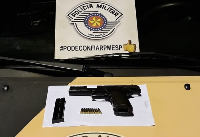 Pistola, carregador e munições foram apreendidas nesta quinta-feira (23) (Foto: Polícia Rodoviária/Cedida).