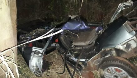 Carro encontrado pelos policiais em Itaju (SP) estava completamente destruído (Foto: Arquivo Pessoal).