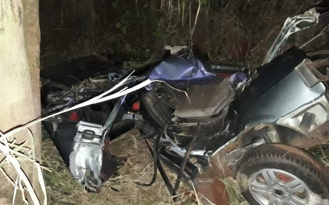 Carro encontrado pelos policiais em Itaju (SP) estava completamente destruído (Foto: Arquivo Pessoal).