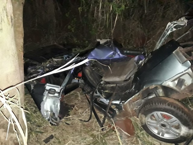 Carro encontrado pelos policiais em Itaju (SP) estava completamente destruído (Foto: Arquivo Pessoal).