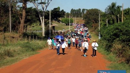 Na tarde do dia 06 de agosto, os fiéis fazem o percurso até Paranápolis. Em Andradina é feriado após o meio-dia. Foto: Secom/Prefeitura