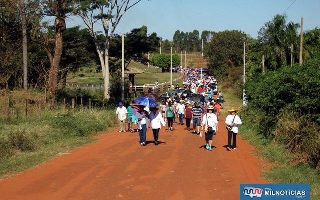 Na tarde do dia 06 de agosto, os fiéis fazem o percurso até Paranápolis. Em Andradina é feriado após o meio-dia. Foto: Secom/Prefeitura