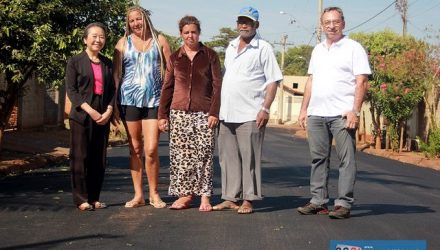 Tamiko com moradores da Rua 13 do Nova Canaã. Foto: Secom/Prefeitura