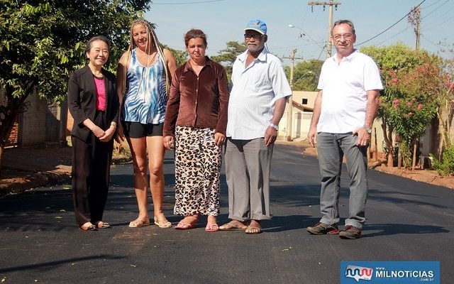 Tamiko com moradores da Rua 13 do Nova Canaã. Foto: Secom/Prefeitura