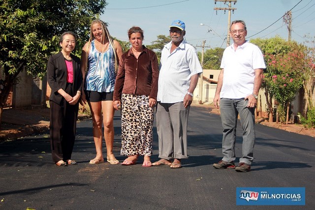 Tamiko com moradores da Rua 13 do Nova Canaã. Foto: Secom/Prefeitura