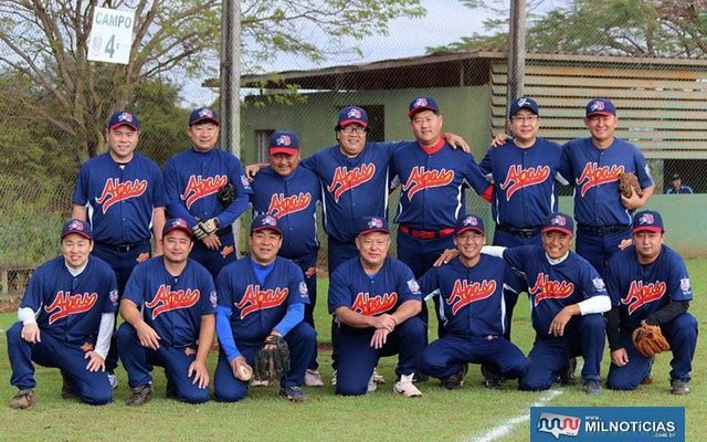 Atletas andradinenses que defenderam a equipe ABAS - Araçatuba, Birigui, Amigos dos Softbol, na campanha que rendeu o troféu de campeão (Foto: Divulgação)