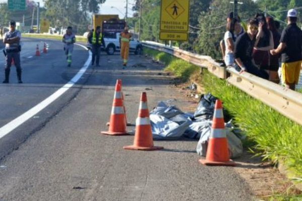 Motorista atropelou 12 jovens na manhã do dia 6 de abril de 2014 em um ponto de ônibus no km 107 da Rodovia Raposo Tavares, em Sorocaba (Foto: Sérgio Ratto/Ipanema Online).