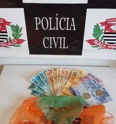 Foram apreendidos porções de crack, aparelho celular, diversos pedaços de plástico, além de R$ 858,00, em notas diversas. Foto: DIVULGAÇÃO